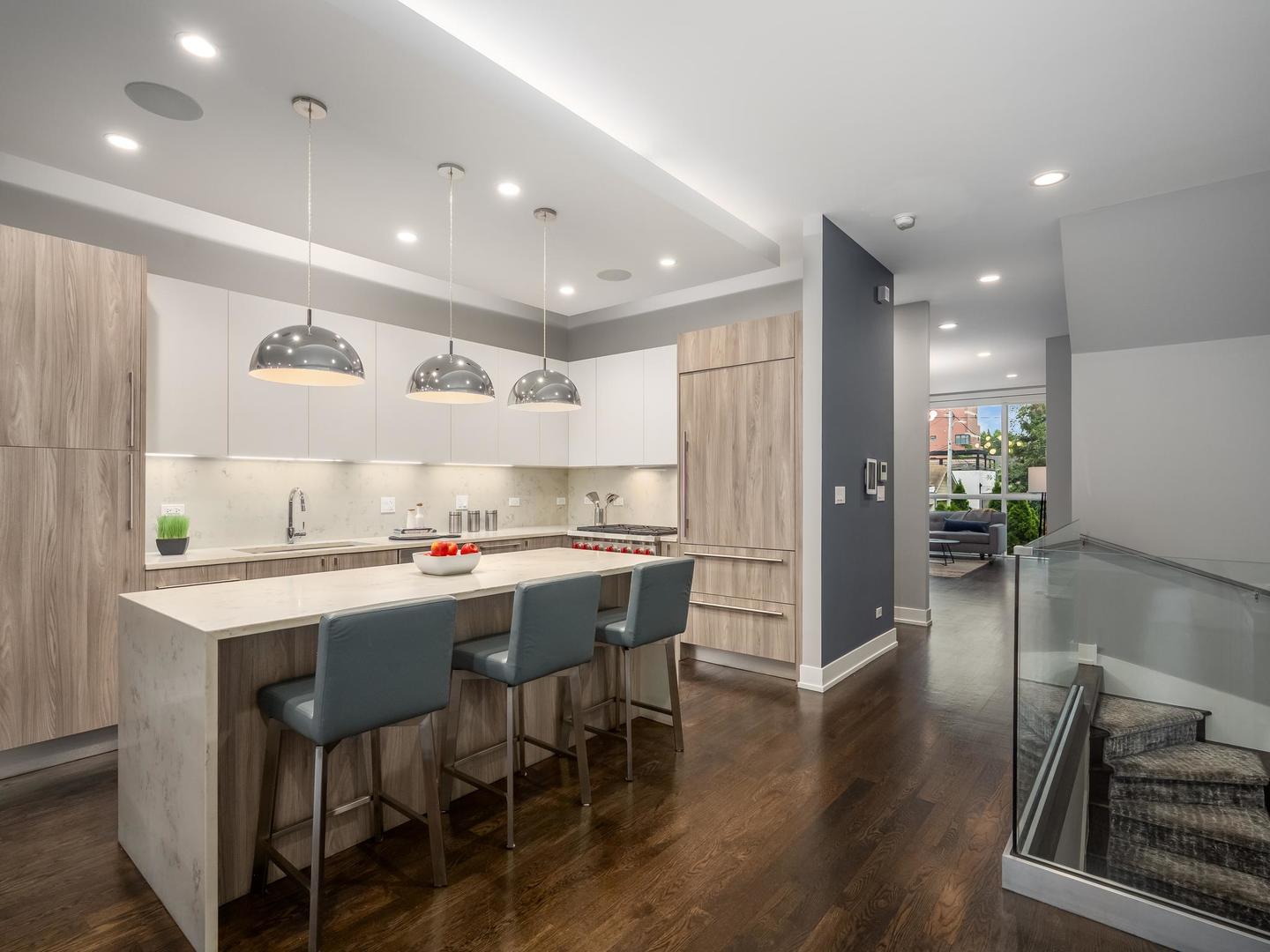 946 N HONORE Street Unit: 1