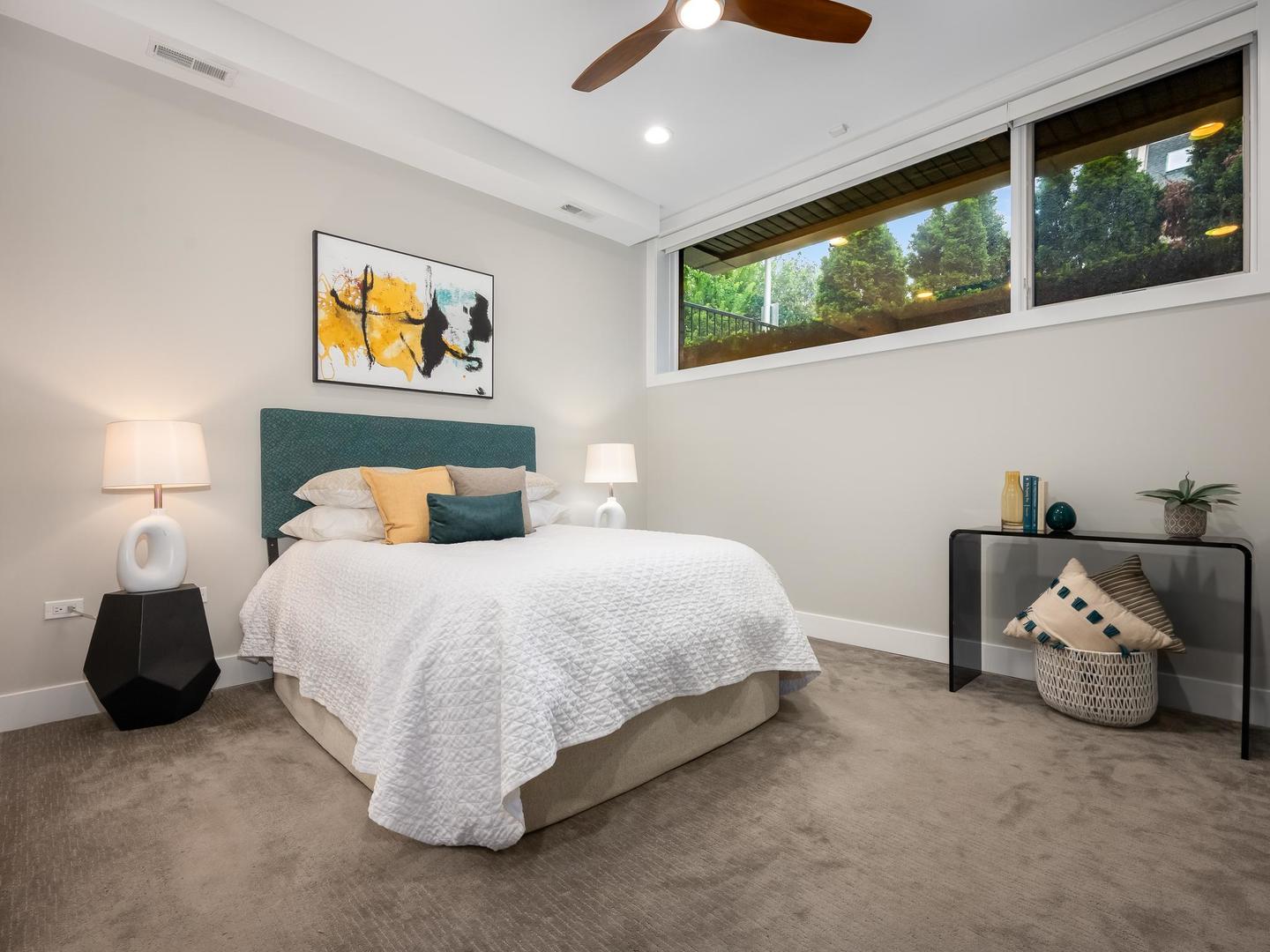 946 N HONORE Street Unit: 1