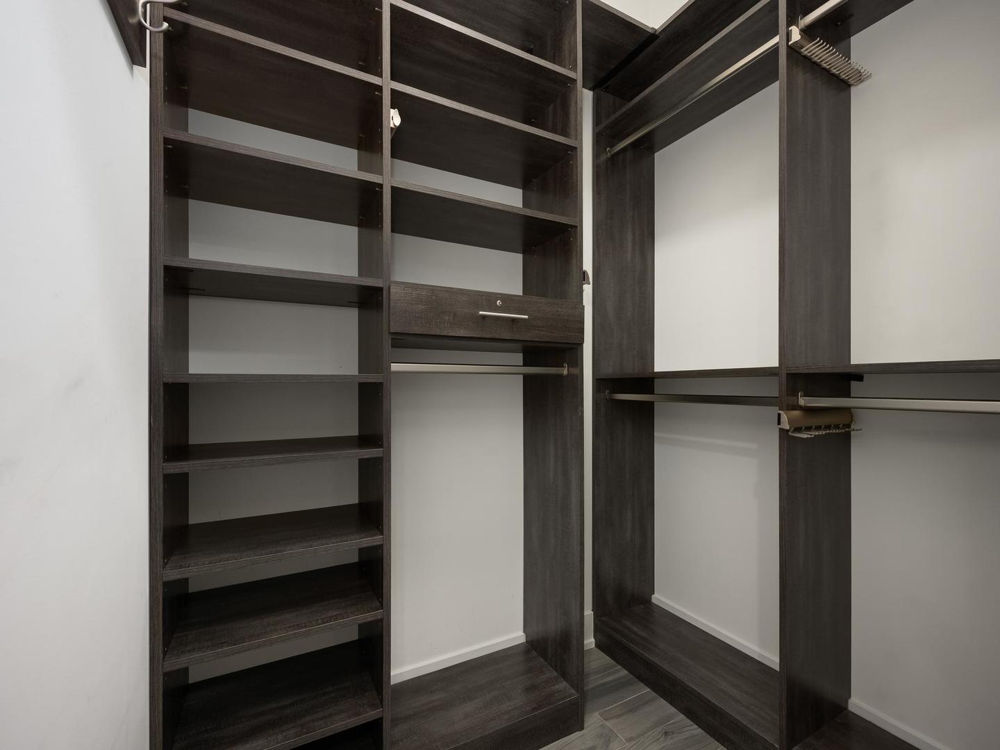 946 N HONORE Street Unit: 1