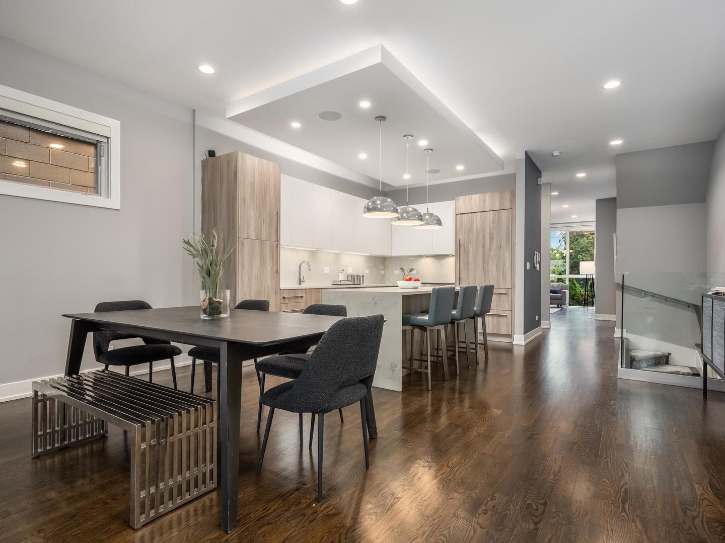 946 N HONORE Street Unit: 1