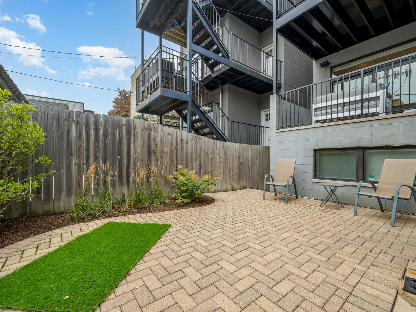 946 N HONORE Street Unit: 1