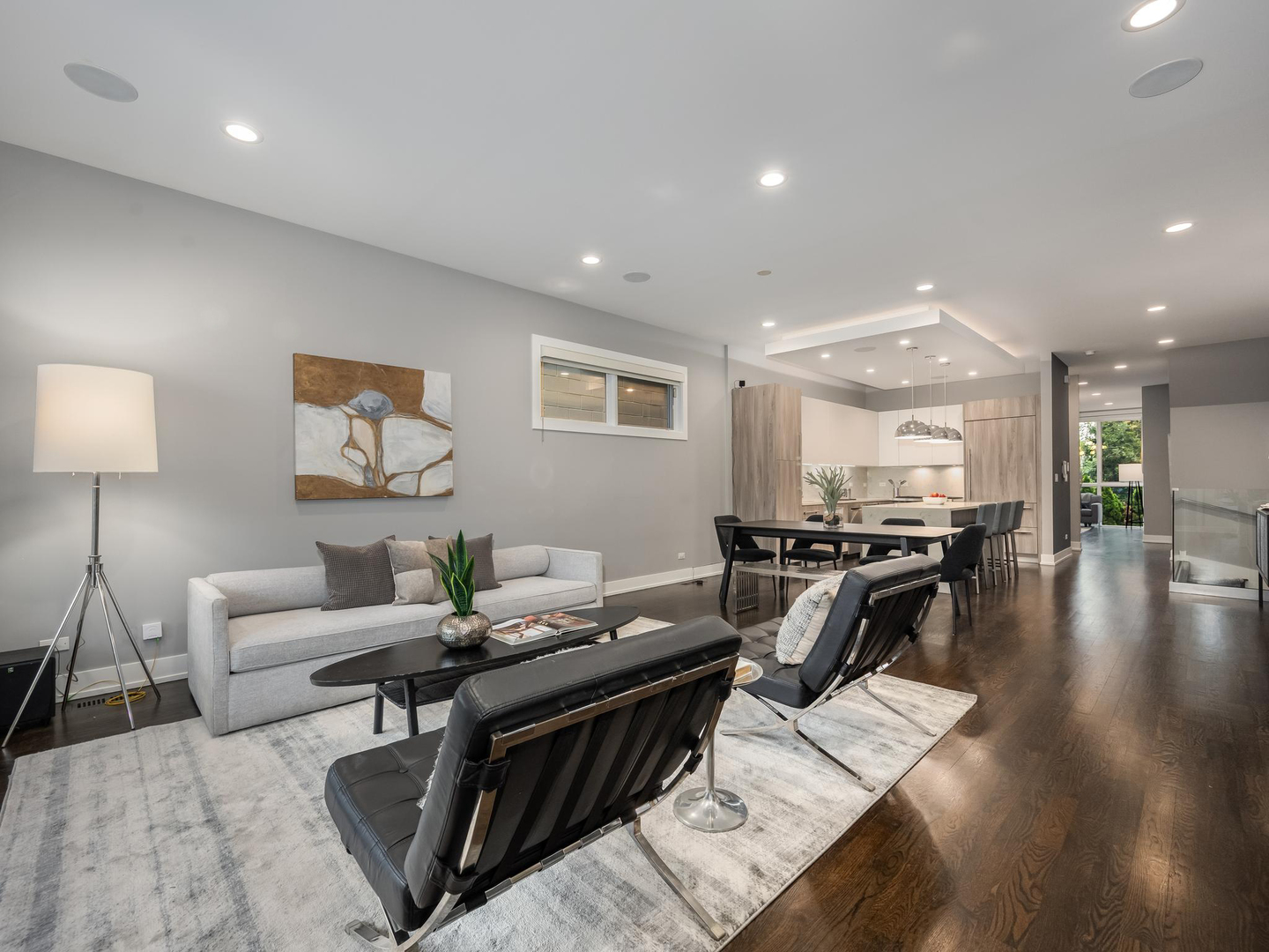 946 N HONORE Street Unit: 1