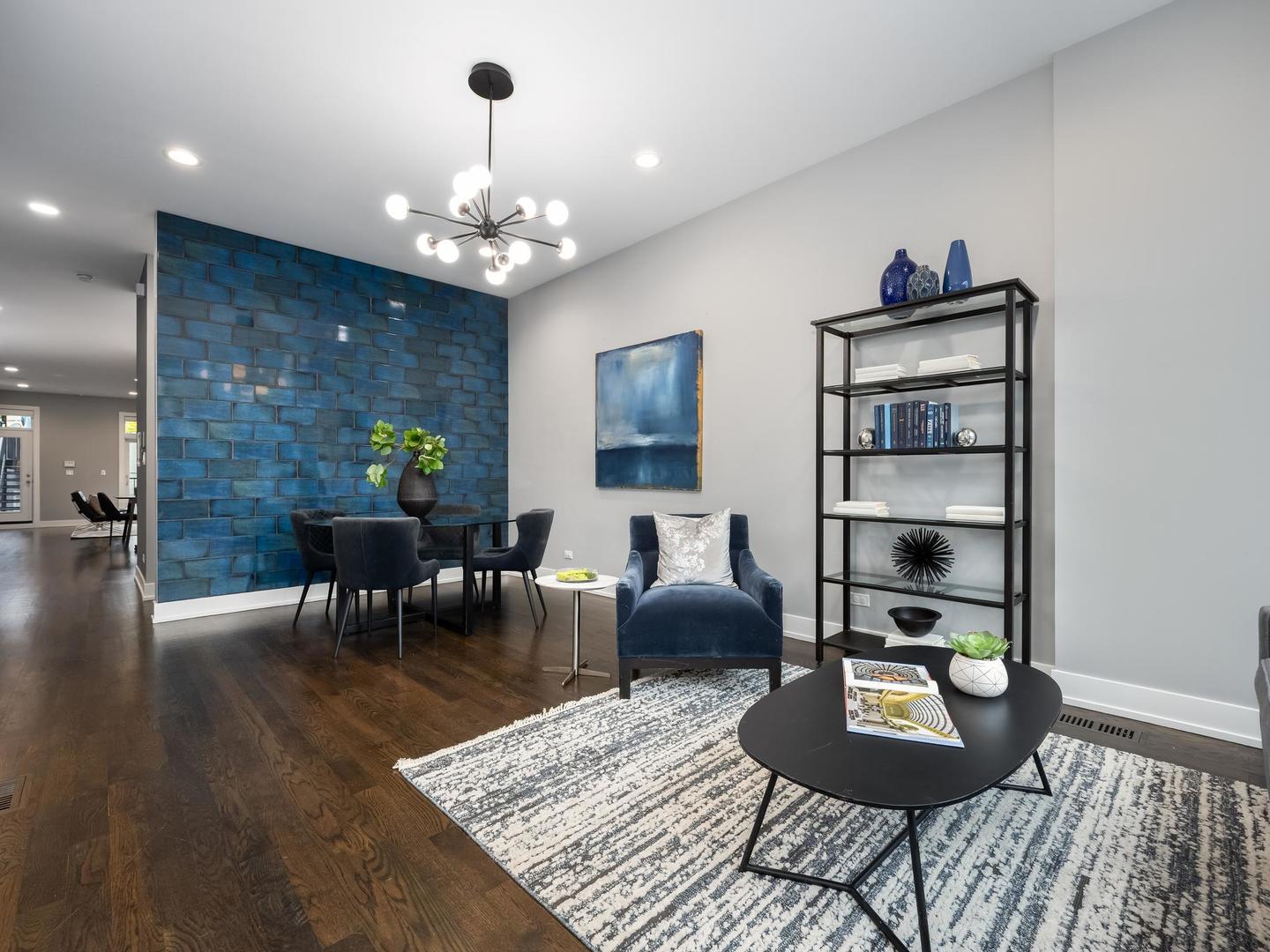 946 N HONORE Street Unit: 1
