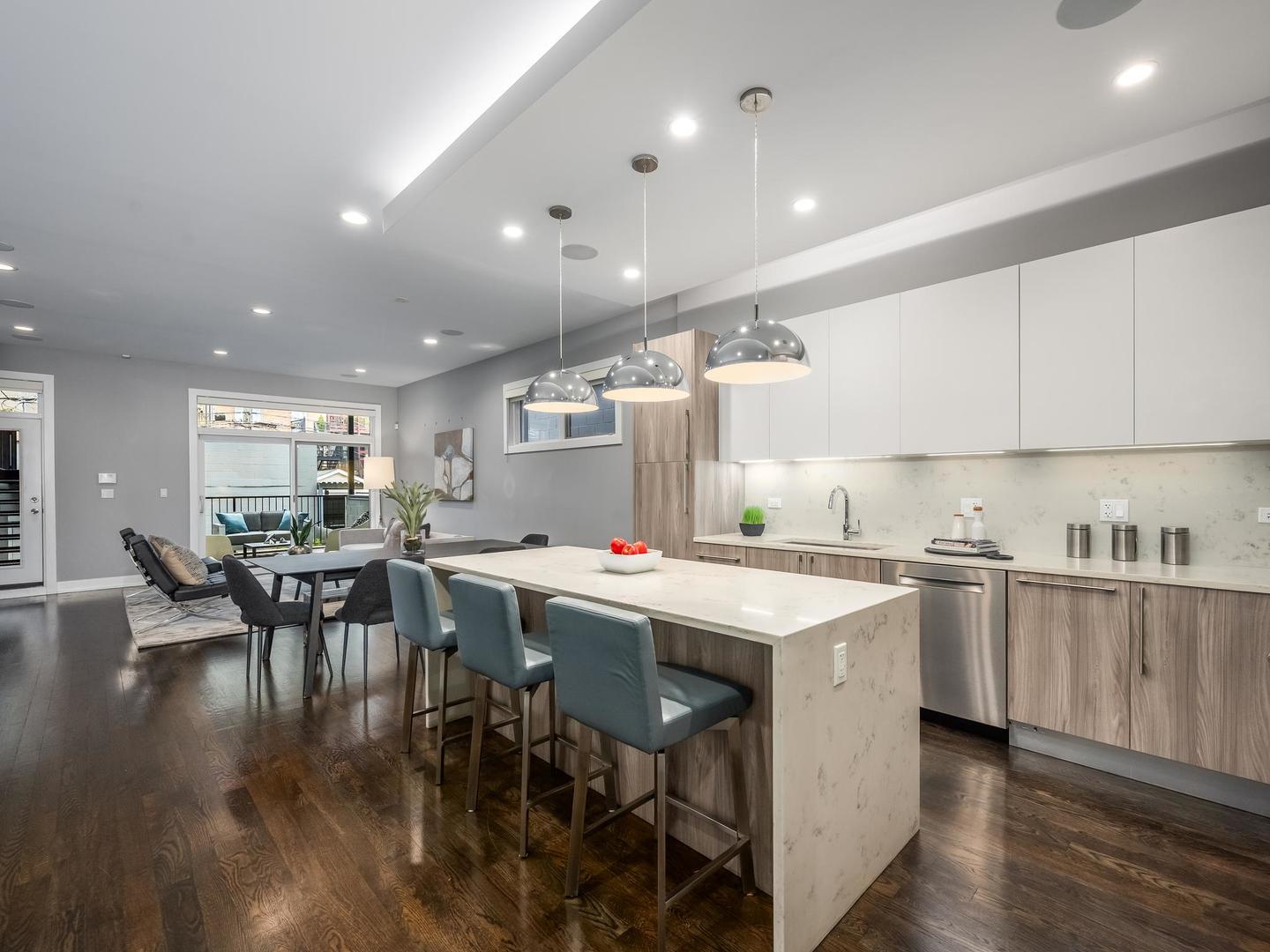 946 N HONORE Street Unit: 1
