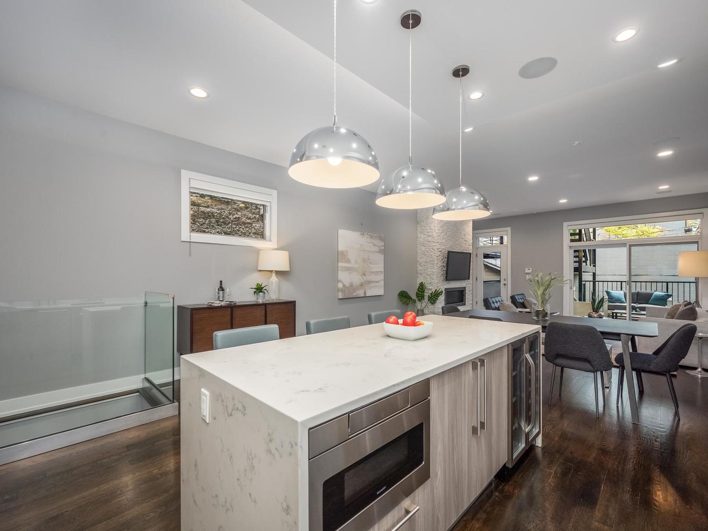 946 N HONORE Street Unit: 1