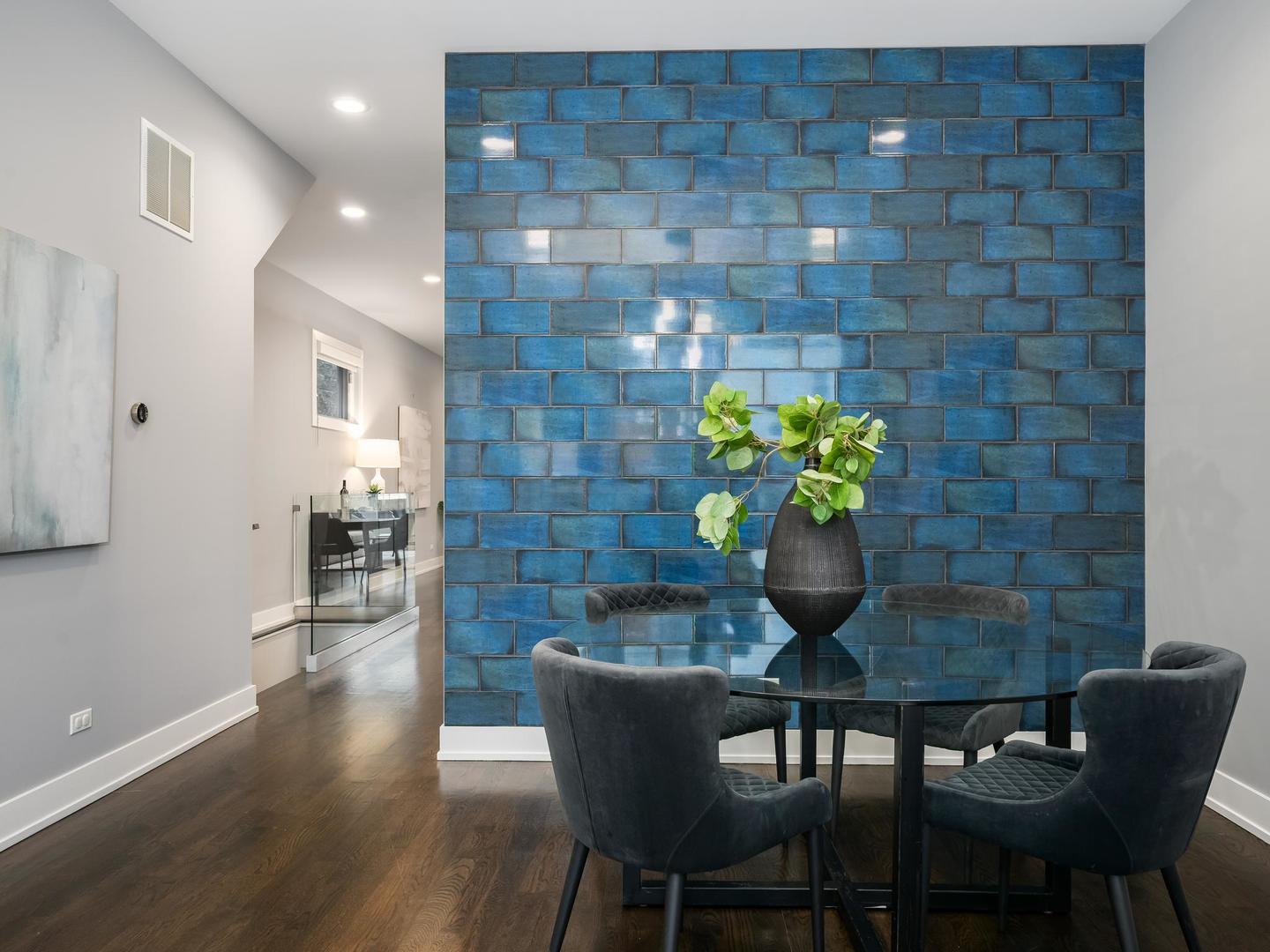 946 N HONORE Street Unit: 1