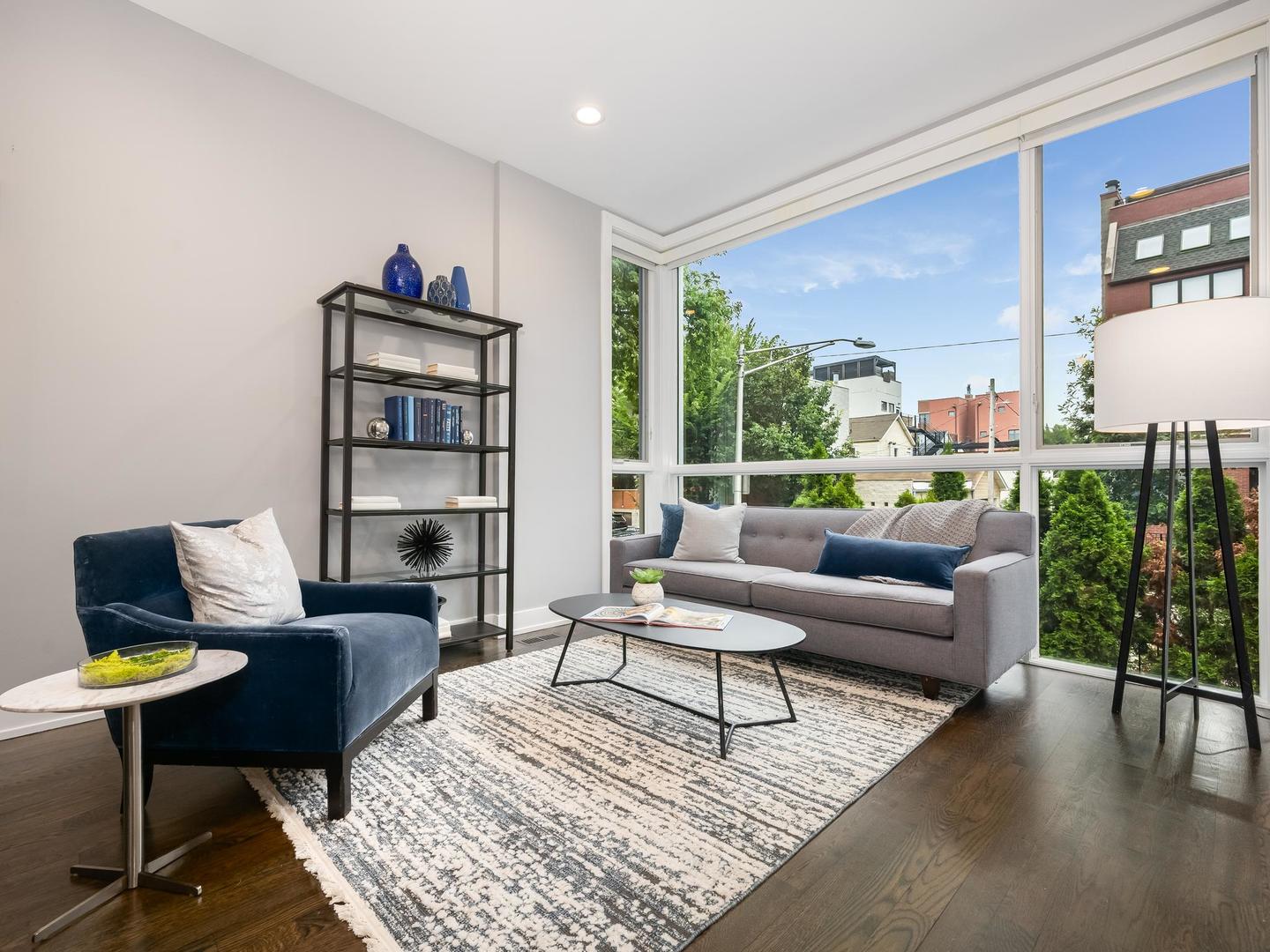 946 N HONORE Street Unit: 1