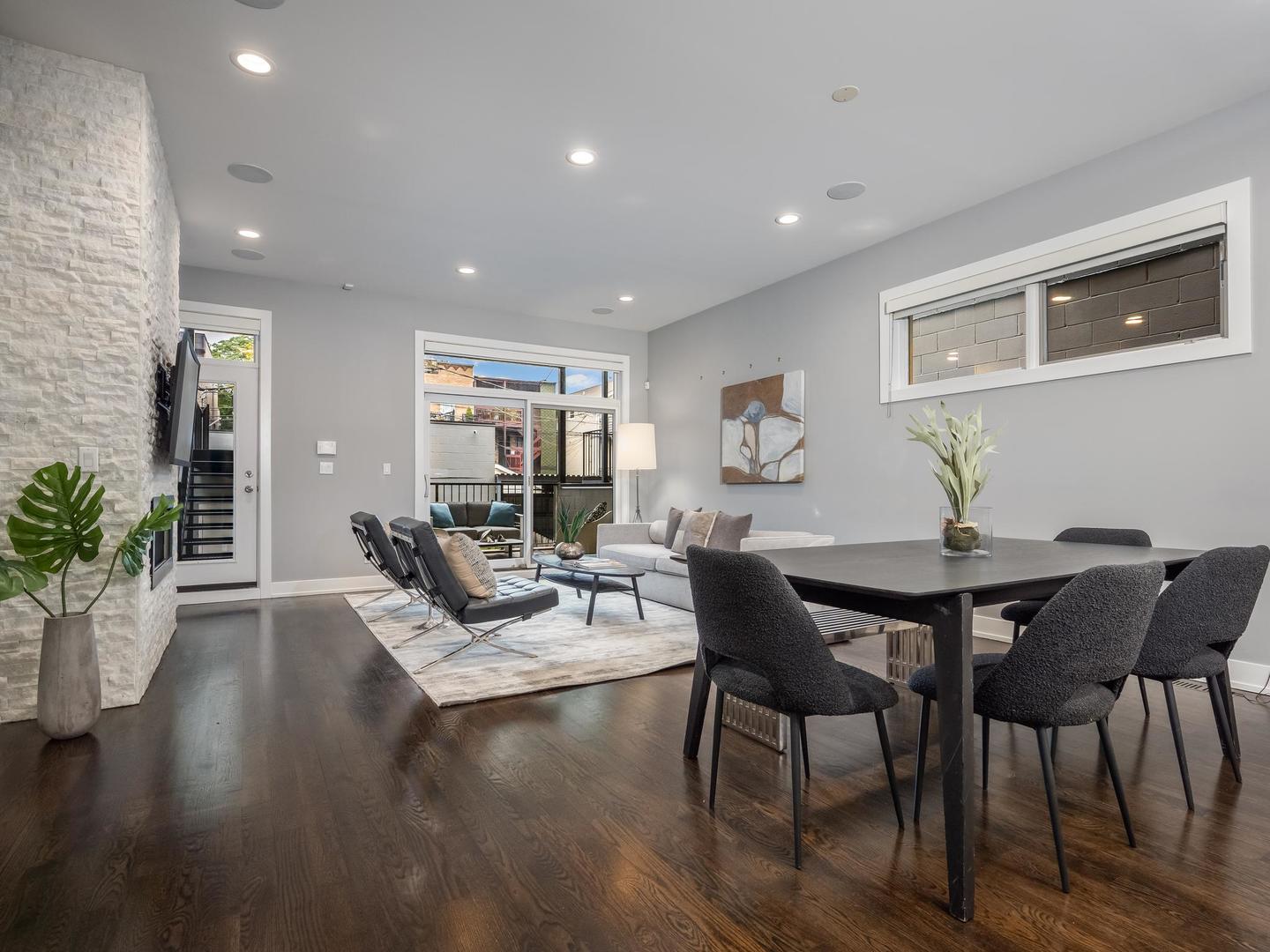946 N HONORE Street Unit: 1