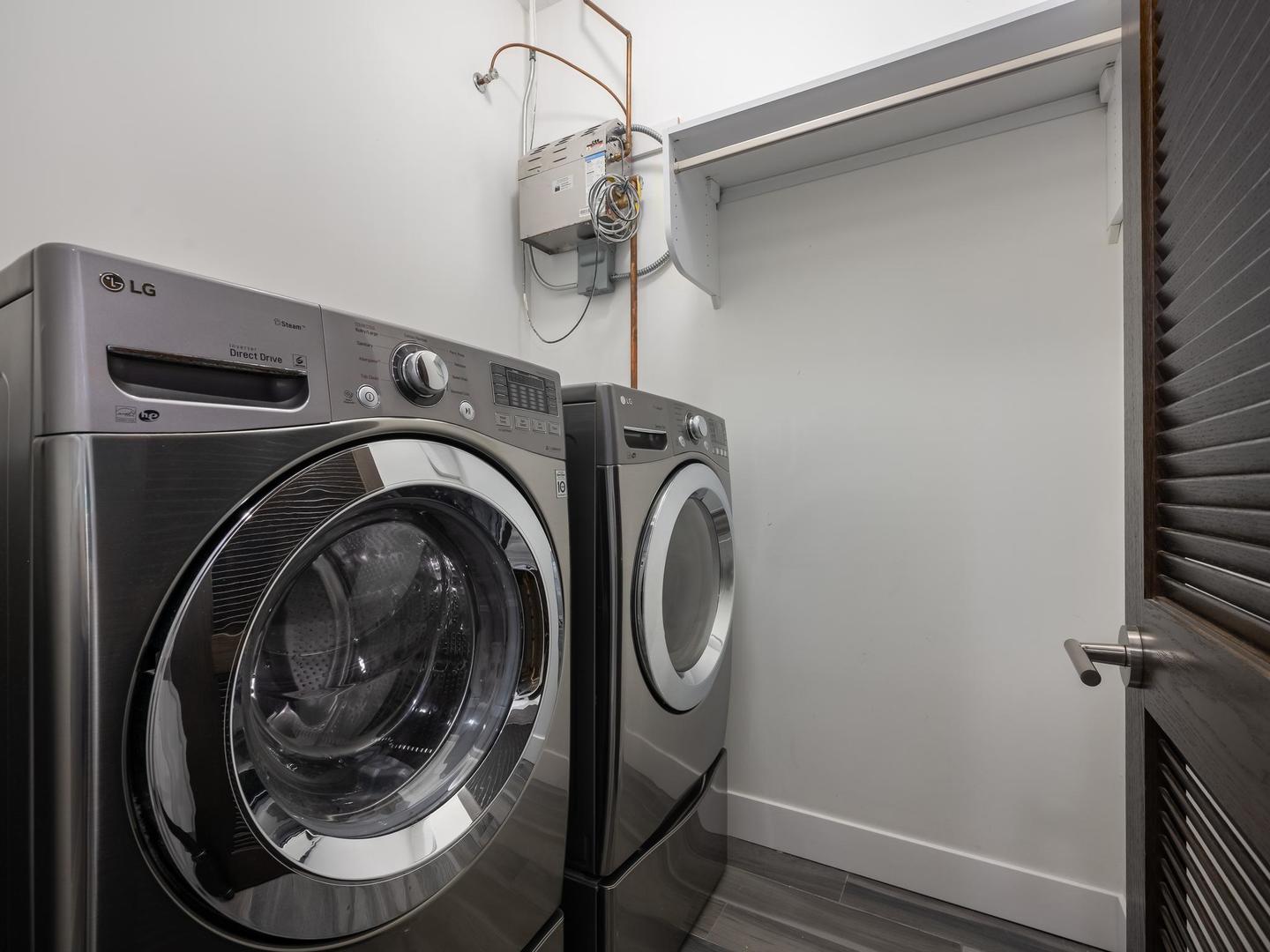 946 N HONORE Street Unit: 1