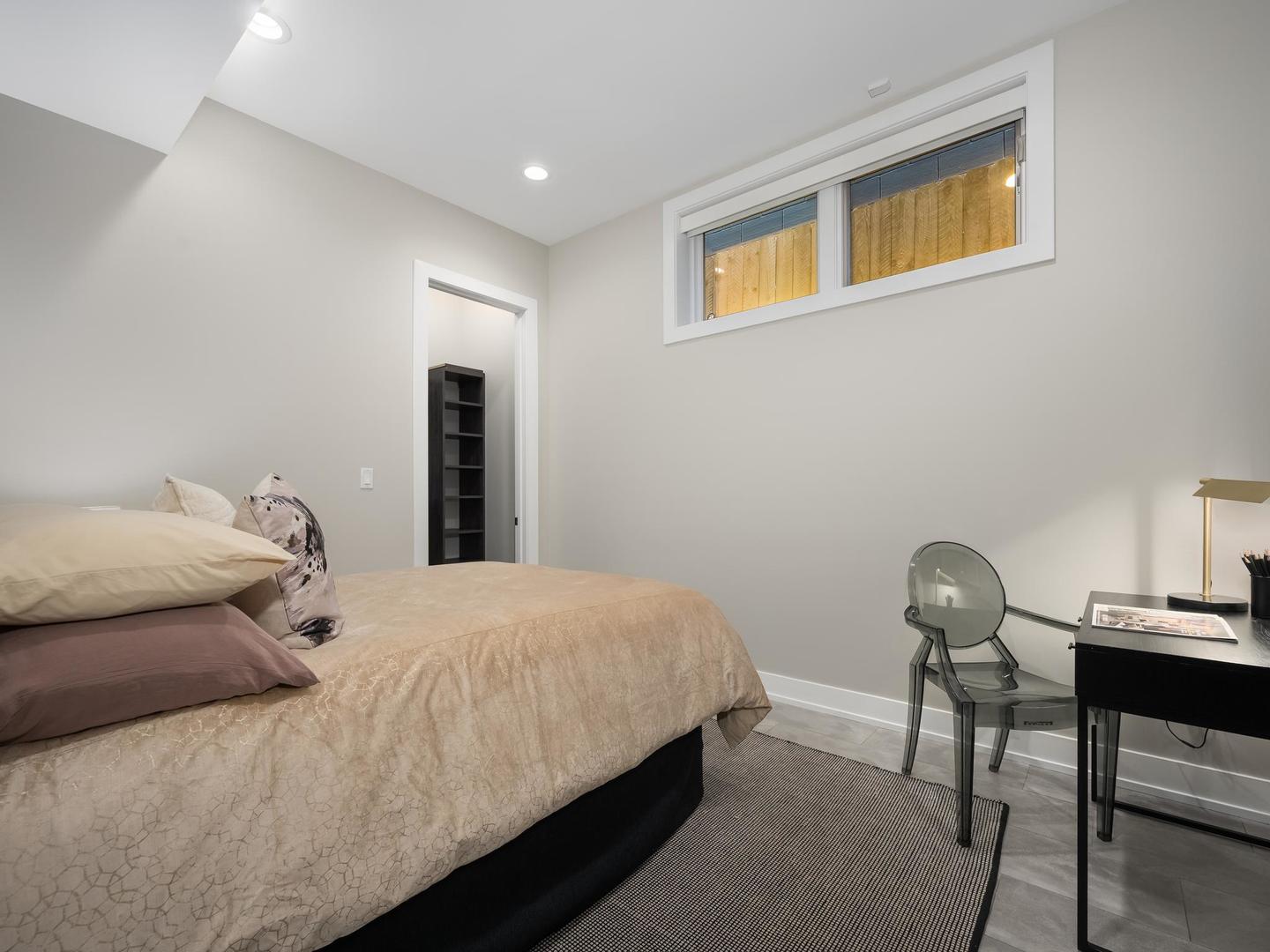 946 N HONORE Street Unit: 1