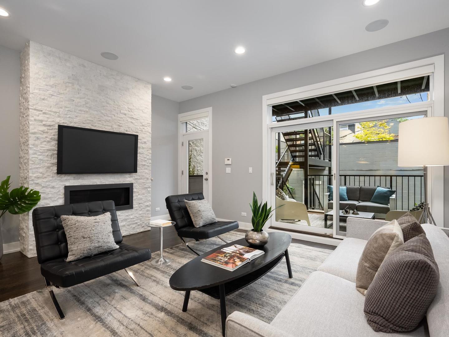 946 N HONORE Street Unit: 1