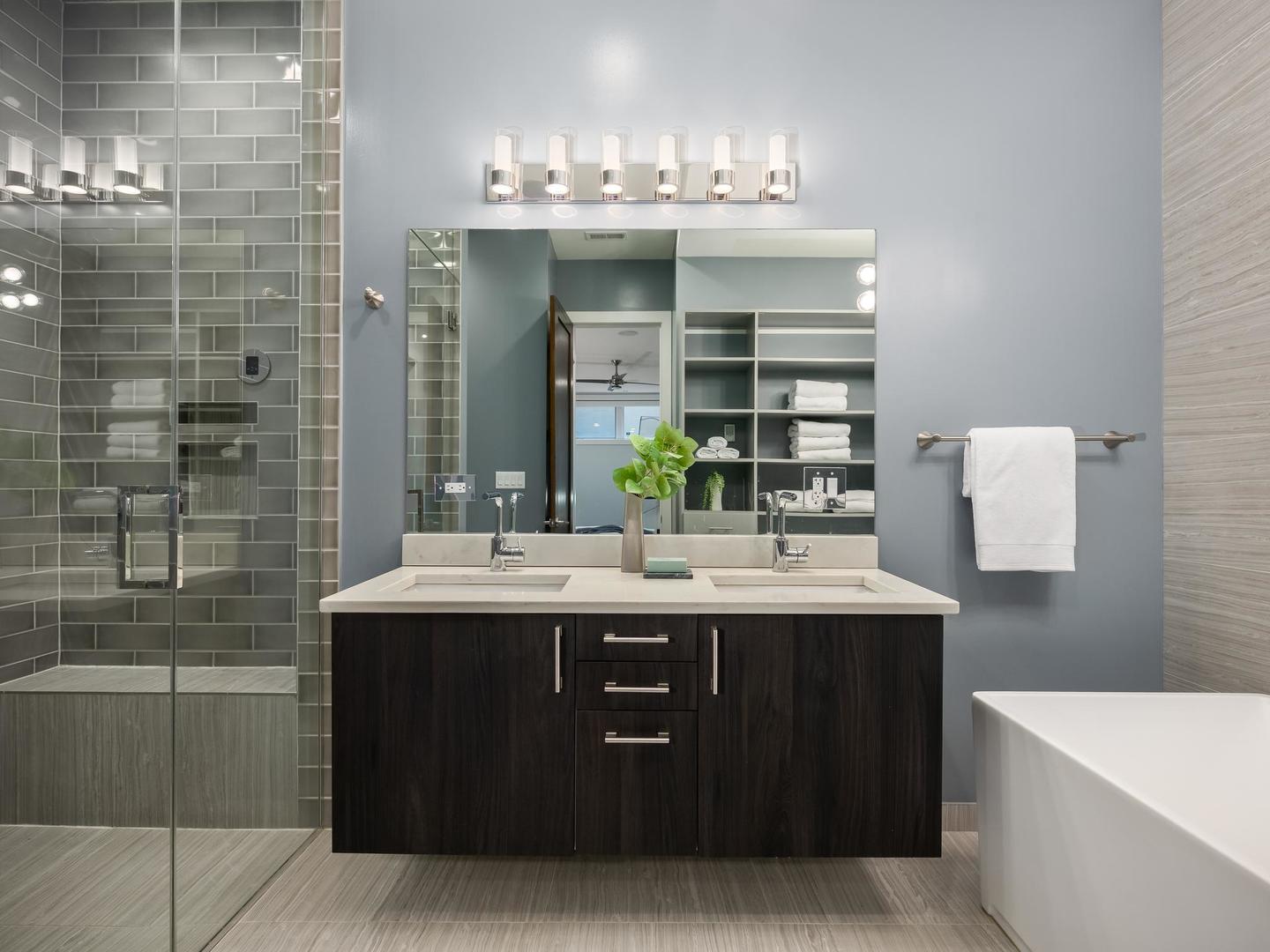 946 N HONORE Street Unit: 1