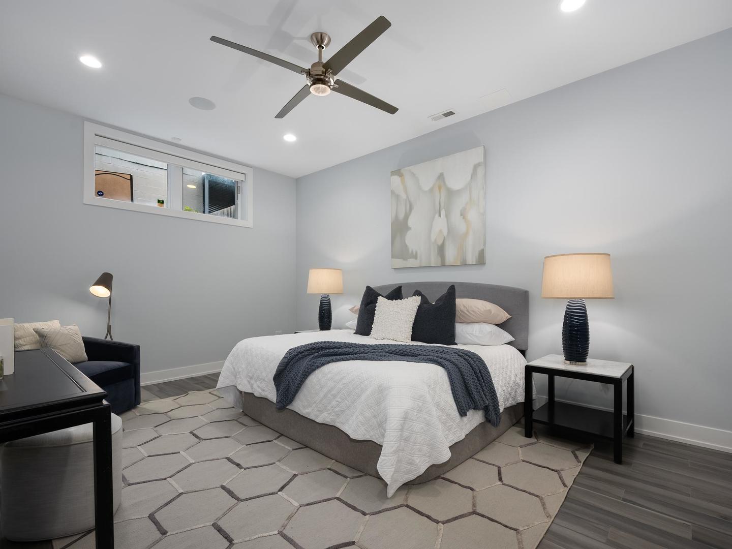 946 N HONORE Street Unit: 1