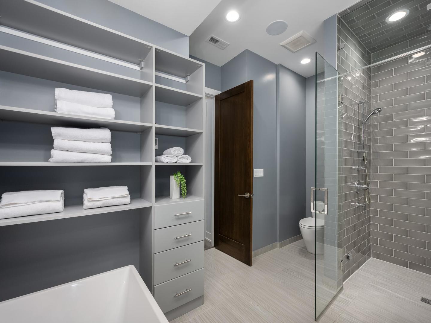 946 N HONORE Street Unit: 1