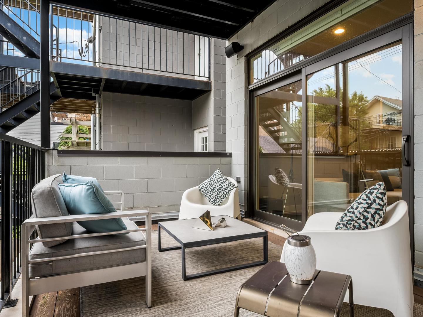 946 N HONORE Street Unit: 1
