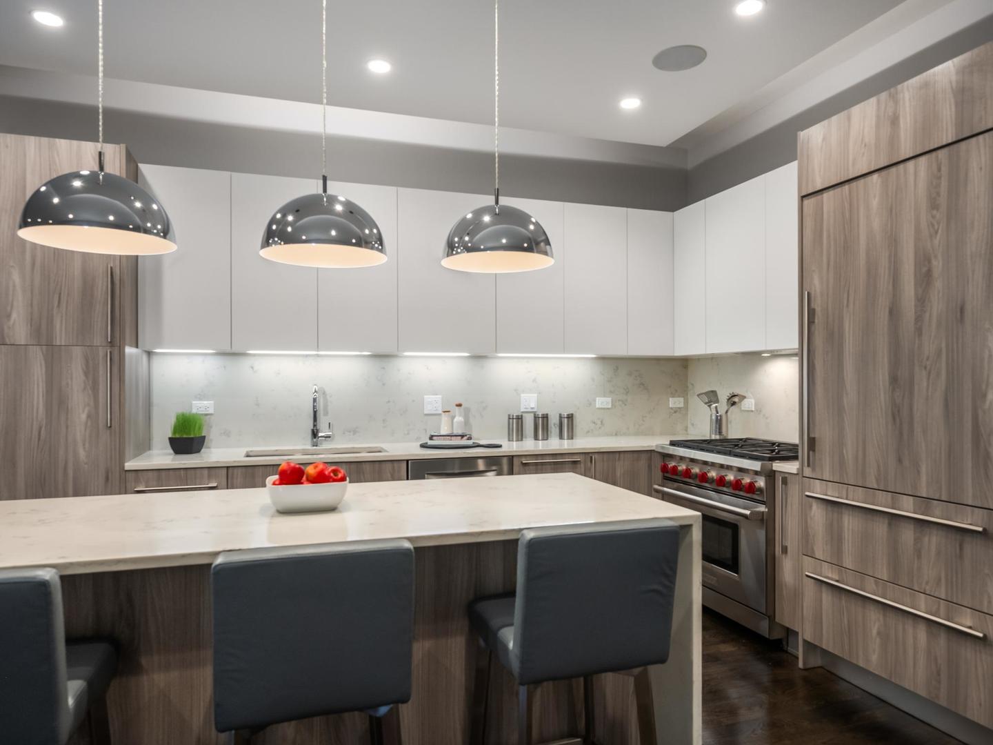 946 N HONORE Street Unit: 1