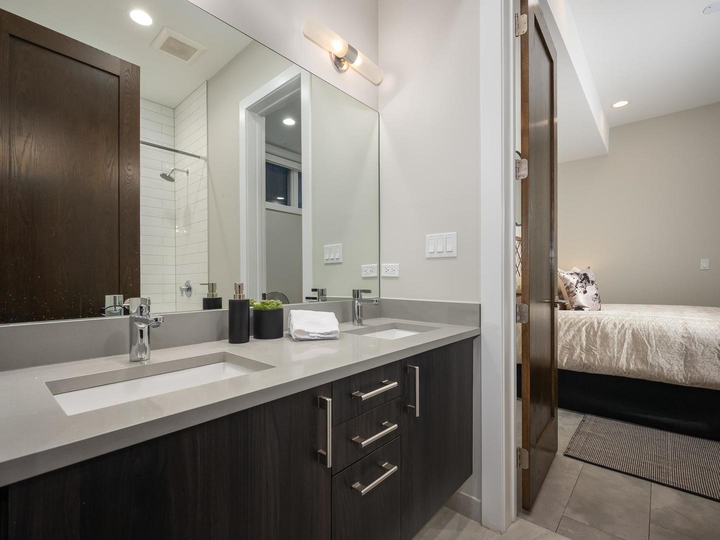 946 N HONORE Street Unit: 1