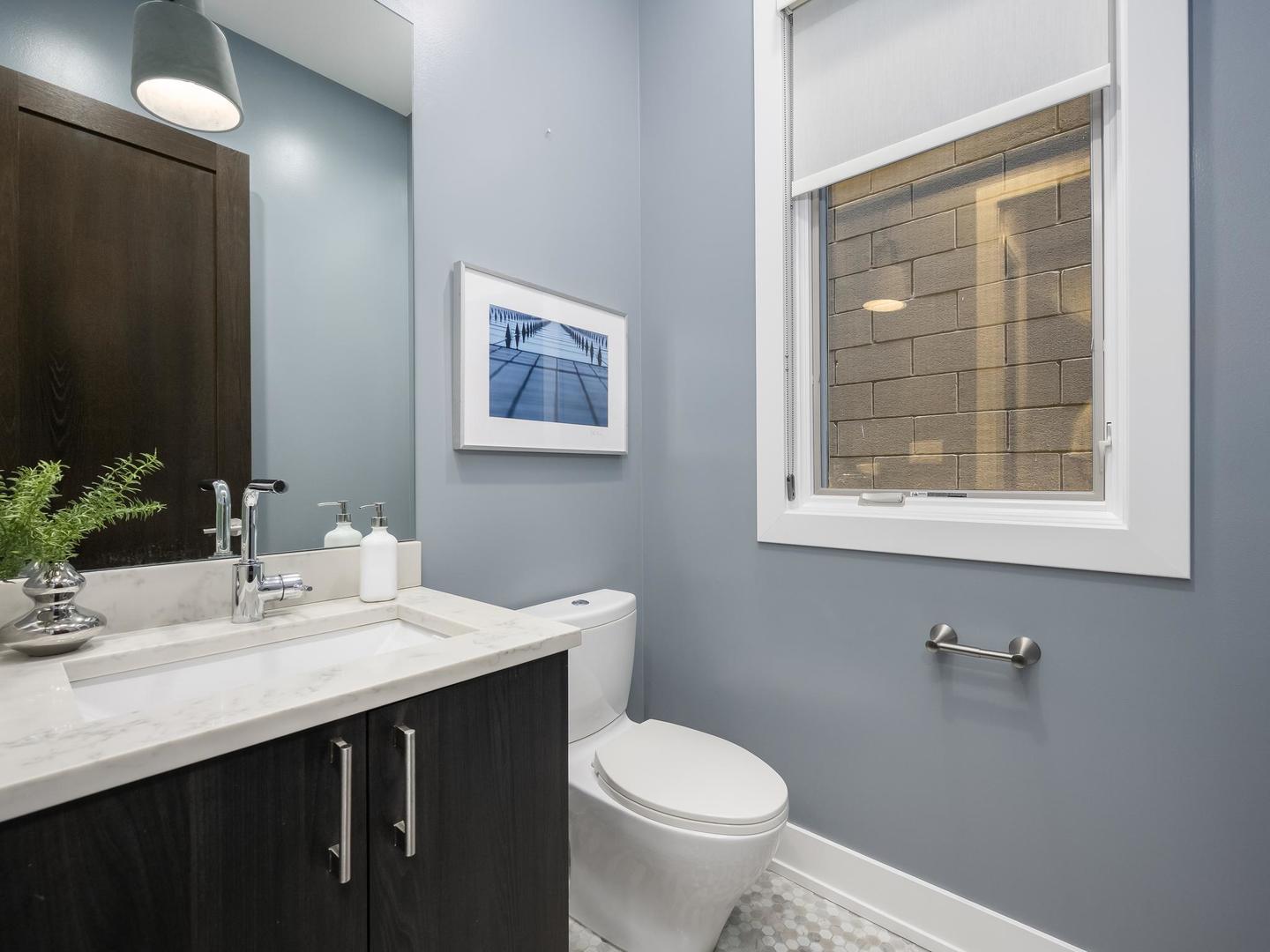 946 N HONORE Street Unit: 1