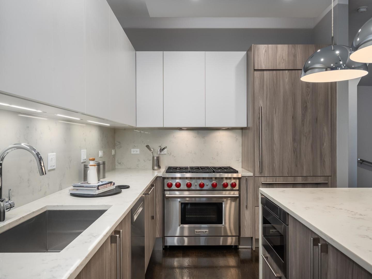 946 N HONORE Street Unit: 1