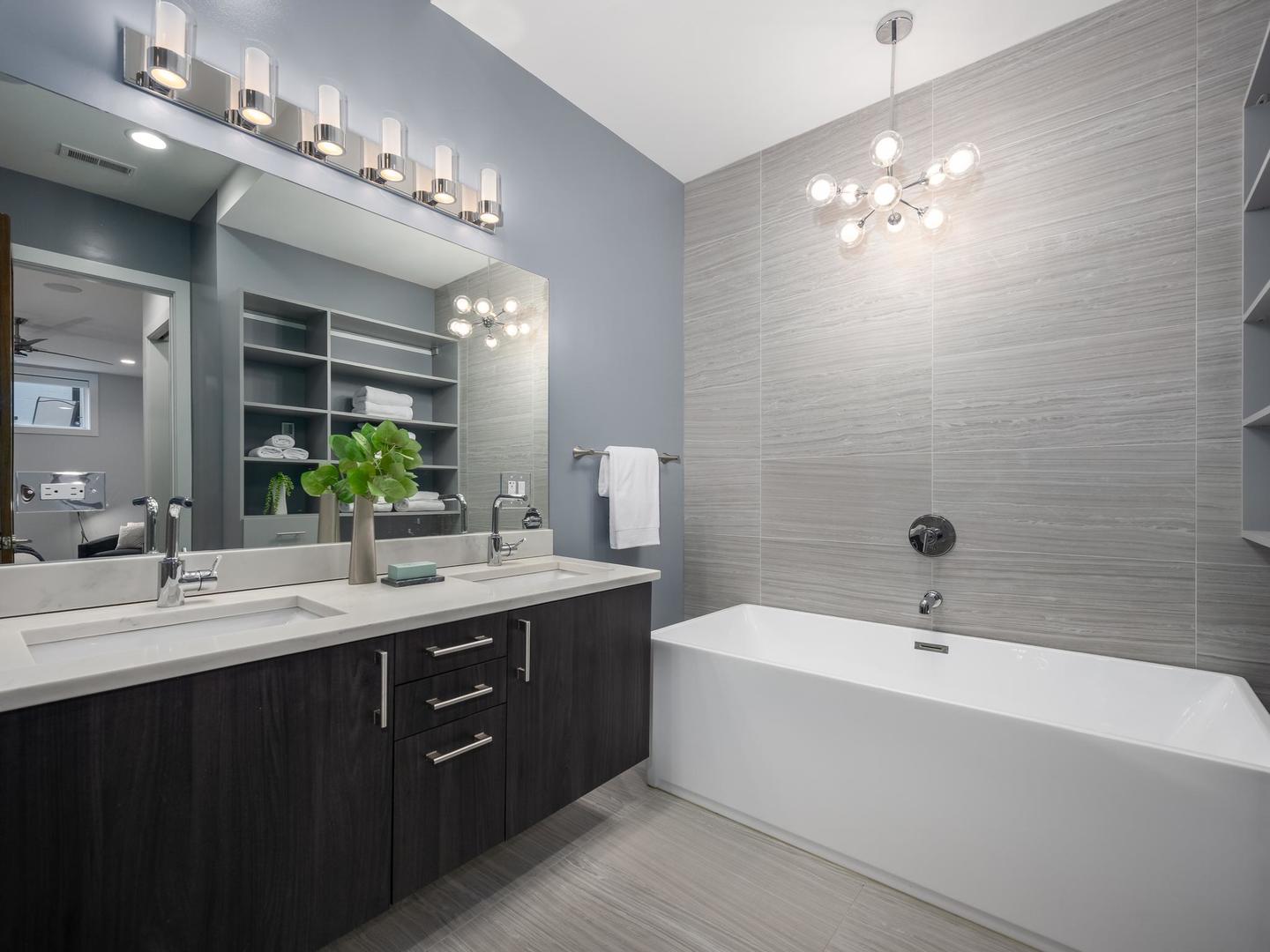 946 N HONORE Street Unit: 1