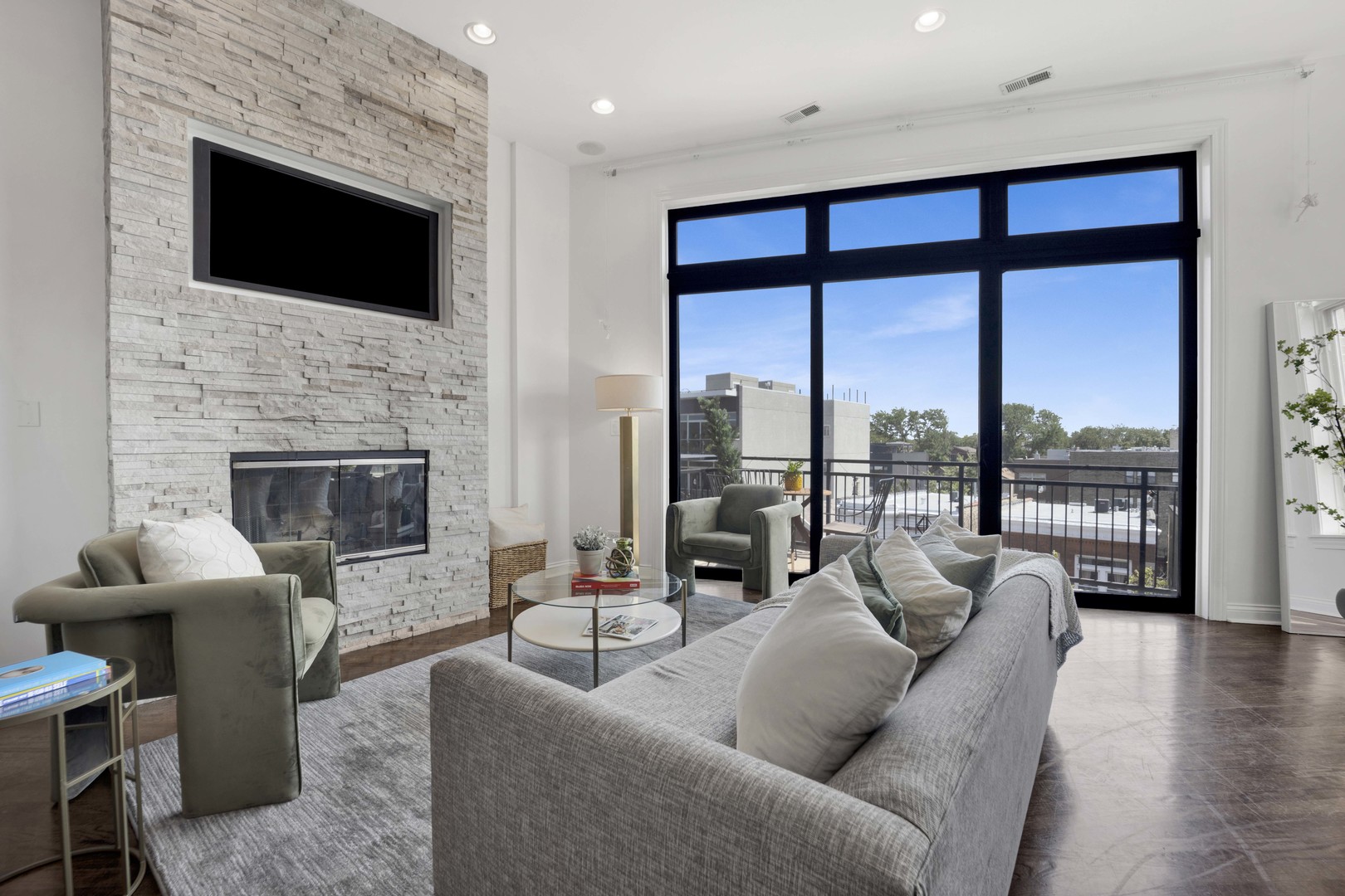 2522 W Chicago Avenue Unit: 4
