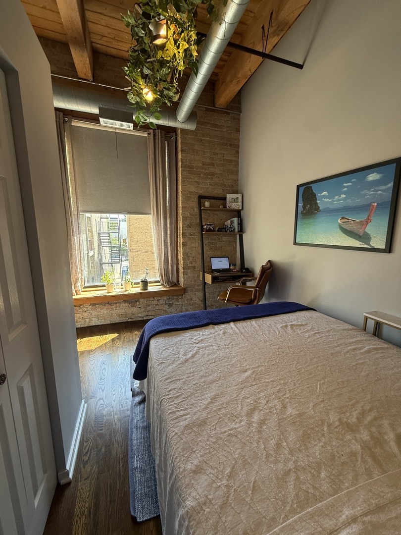 2511 W Moffat Street Unit: 201