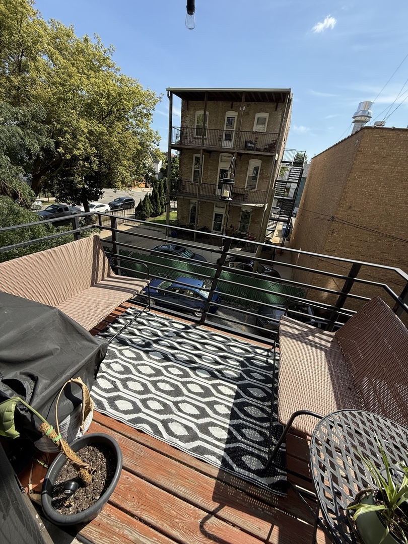 2511 W Moffat Street Unit: 201