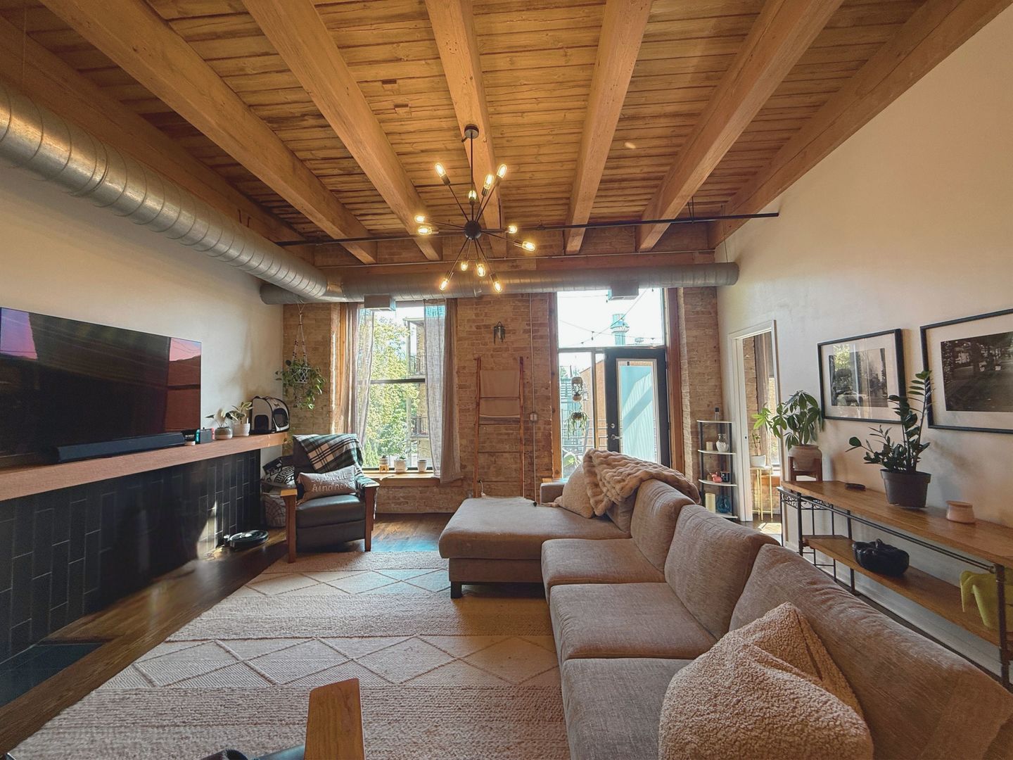 2511 W Moffat Street Unit: 201