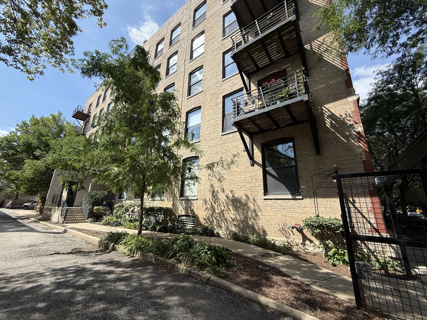 2511 W Moffat Street Unit: 201