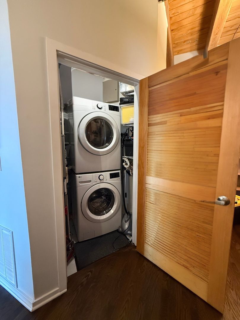 2511 W Moffat Street Unit: 201