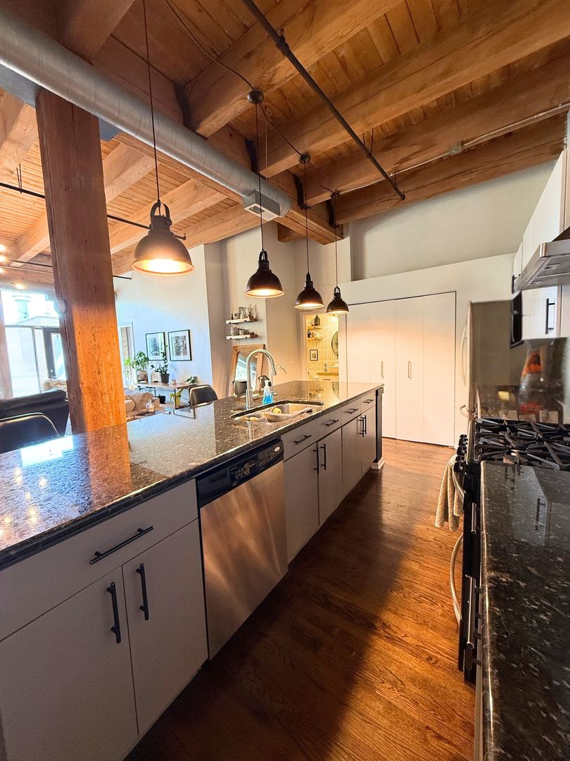 2511 W Moffat Street Unit: 201