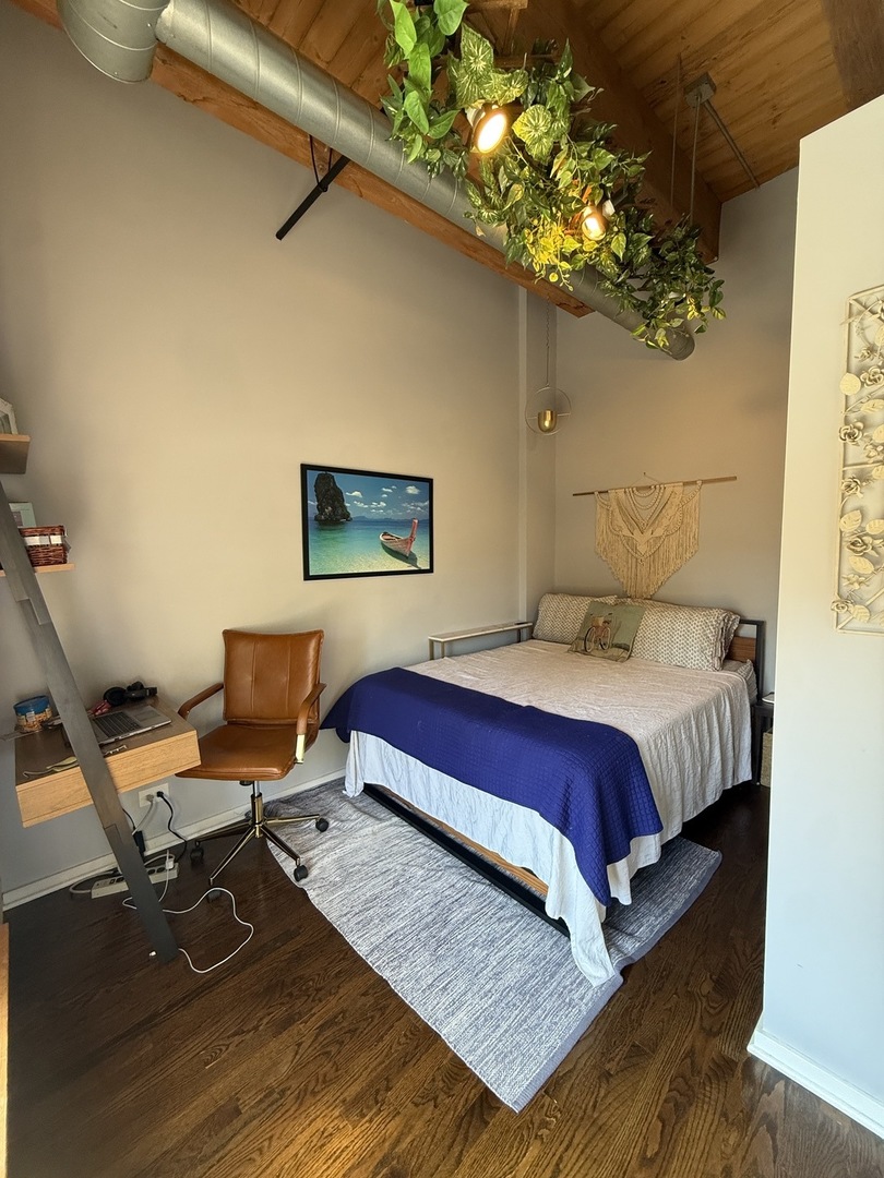 2511 W Moffat Street Unit: 201