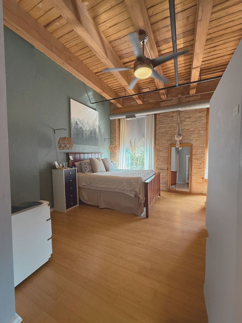 2511 W Moffat Street Unit: 201