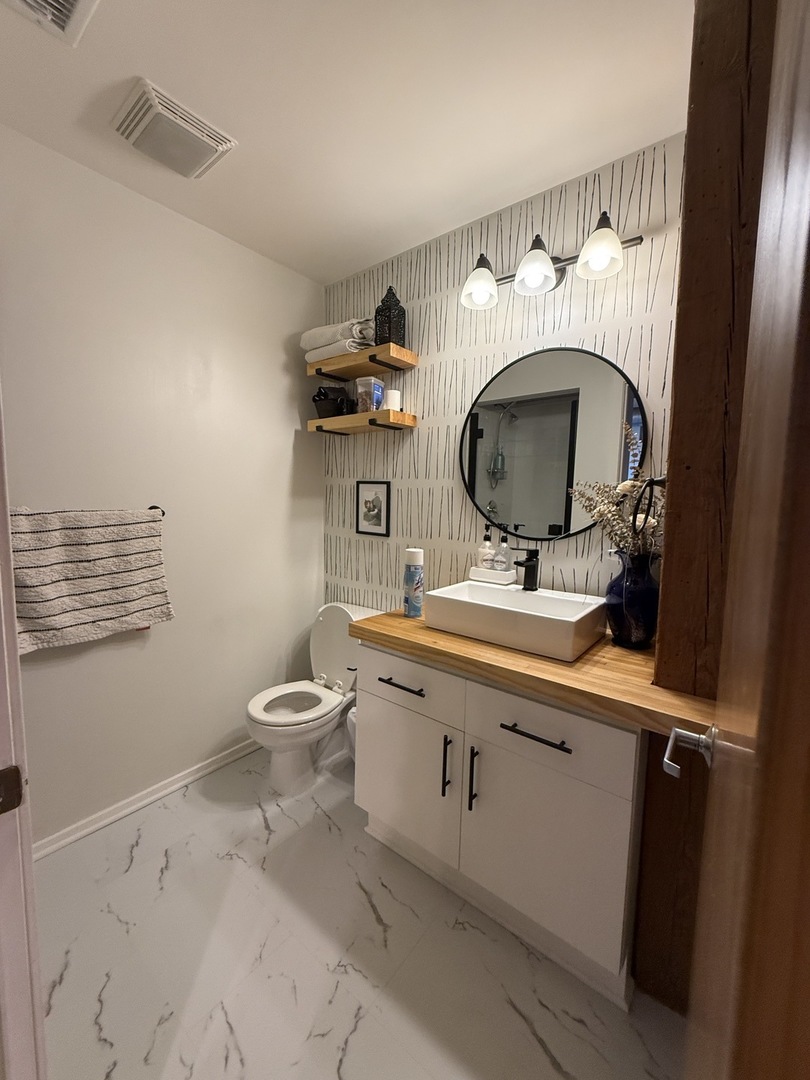 2511 W Moffat Street Unit: 201