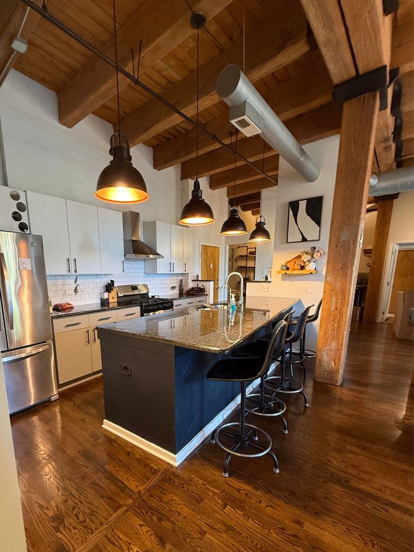 2511 W Moffat Street Unit: 201