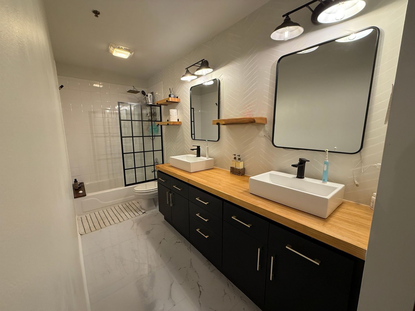 2511 W Moffat Street Unit: 201