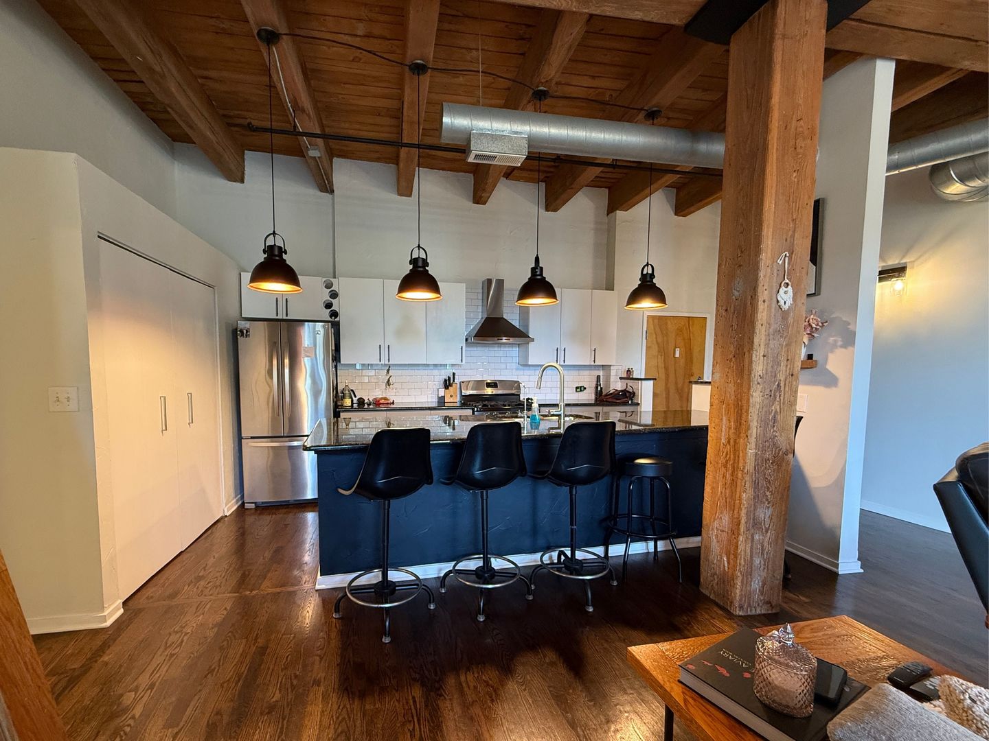 2511 W Moffat Street Unit: 201