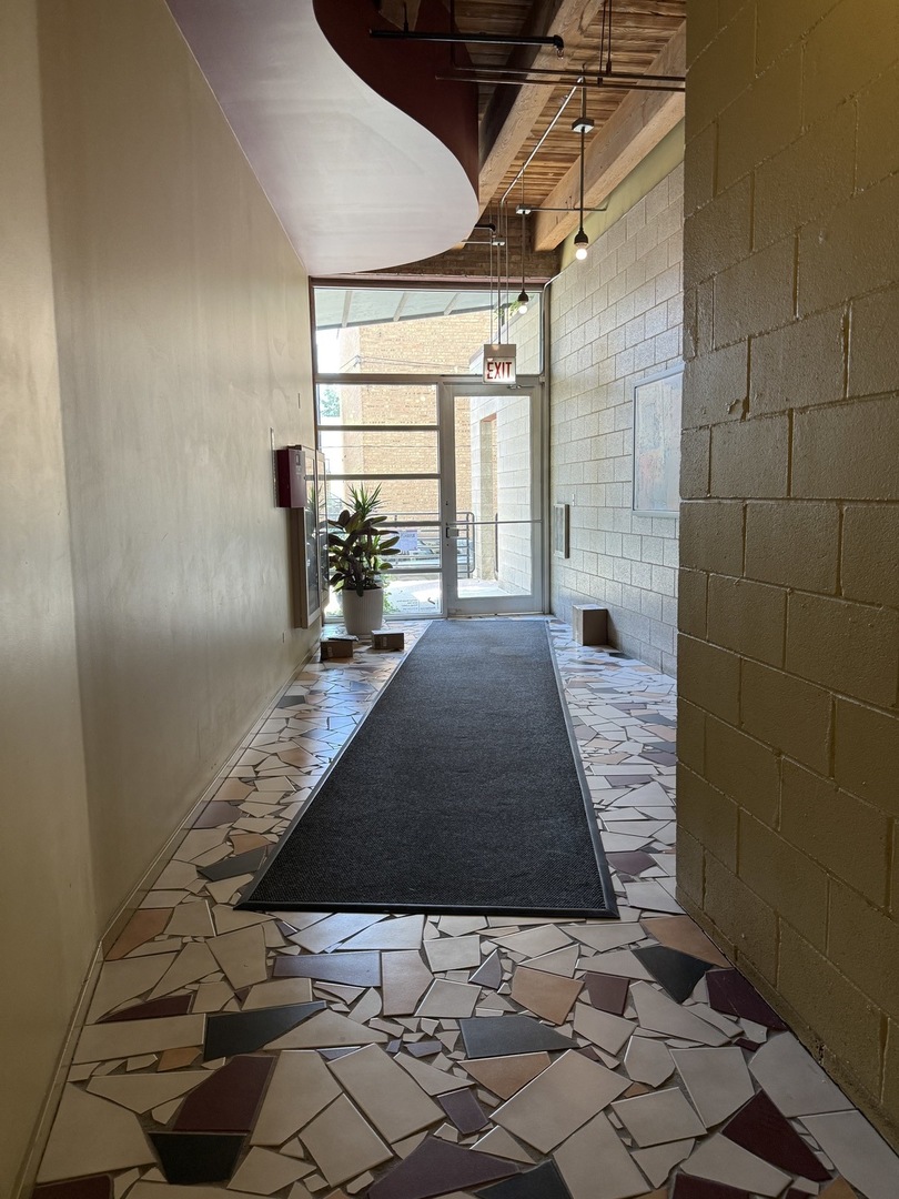 2511 W Moffat Street Unit: 201
