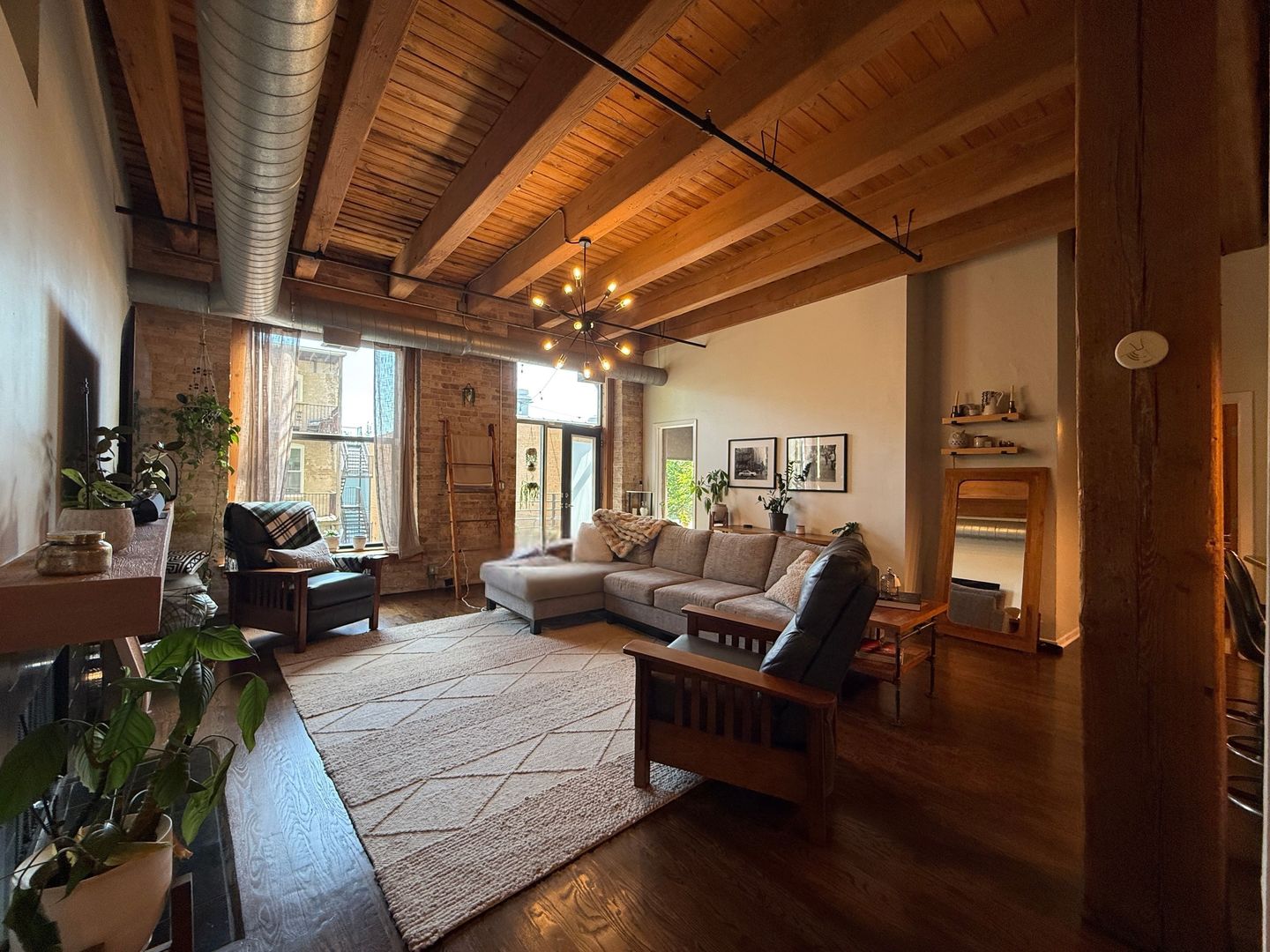 2511 W Moffat Street Unit: 201