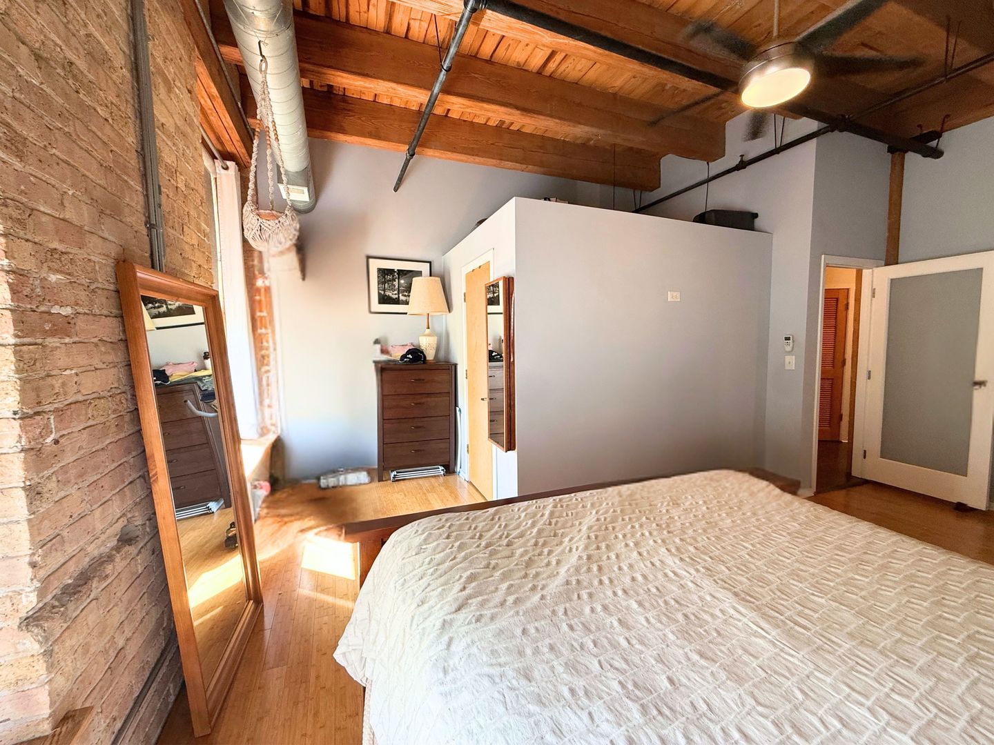 2511 W Moffat Street Unit: 201