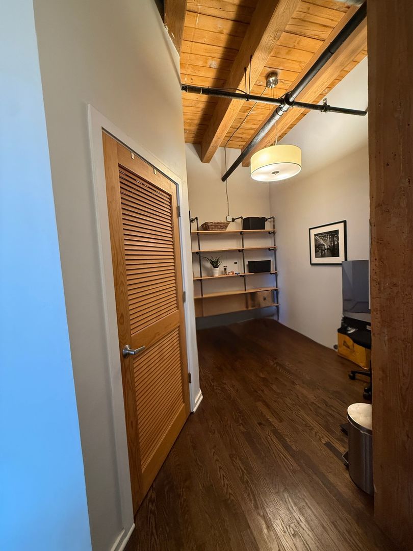 2511 W Moffat Street Unit: 201