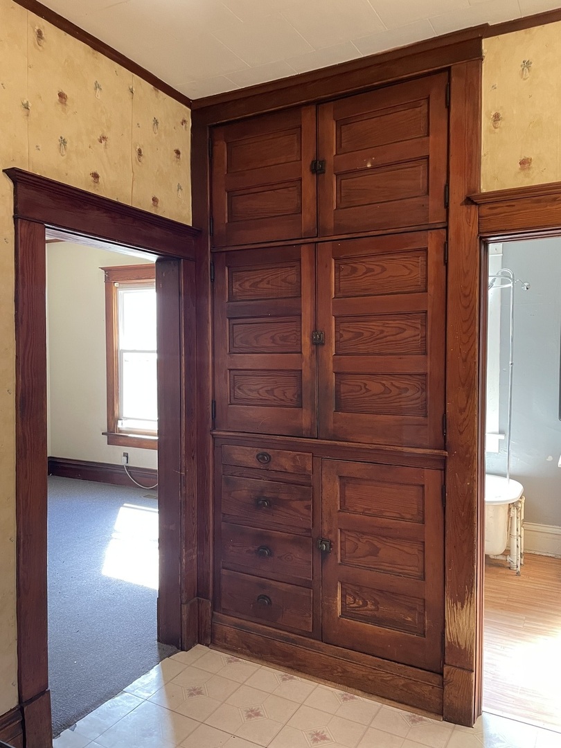 907 E Madison Street