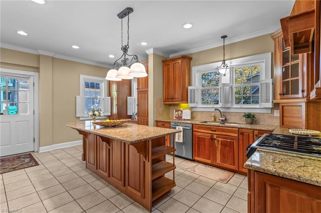 502 W Parkway Avenue