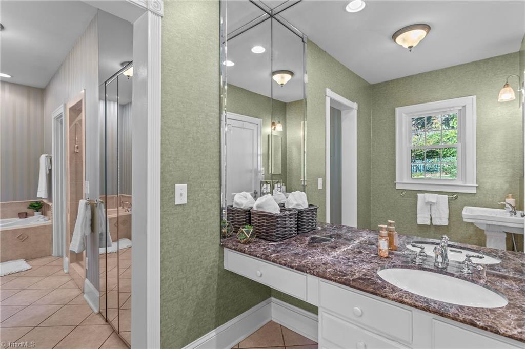 502 W Parkway Avenue