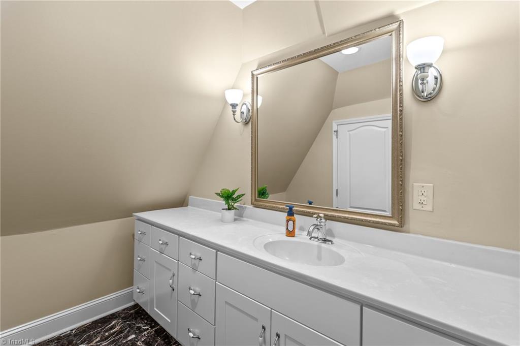 502 W Parkway Avenue