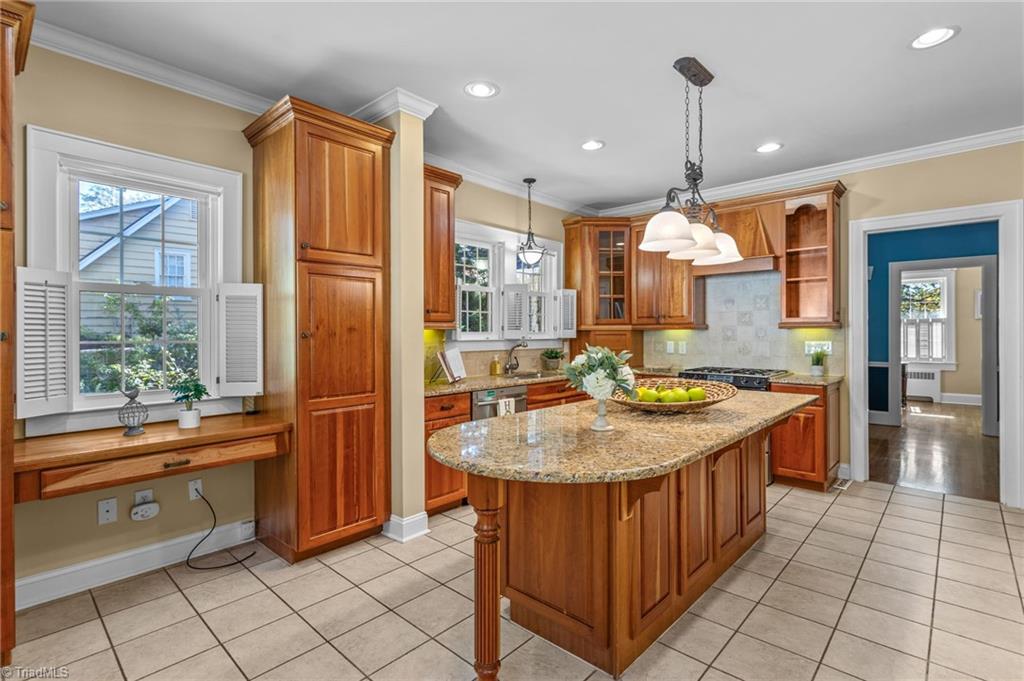 502 W Parkway Avenue