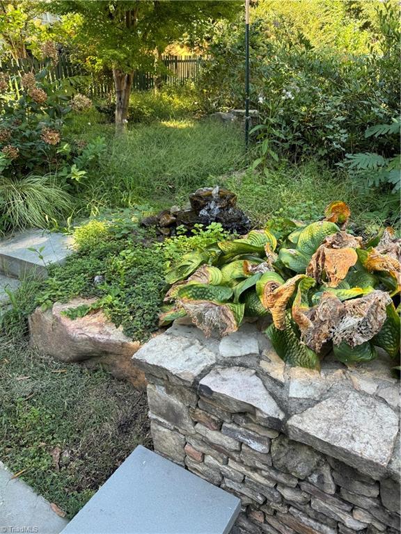 502 W Parkway Avenue