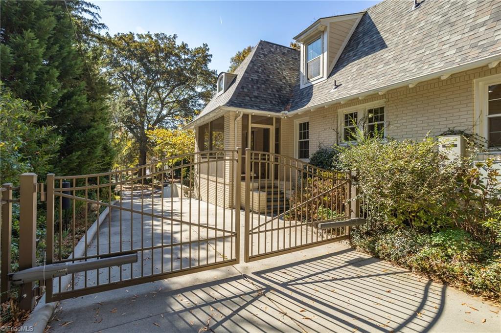 502 W Parkway Avenue