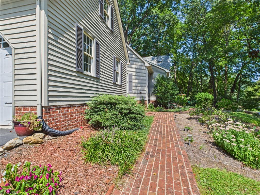 1285 Canterbury Trail