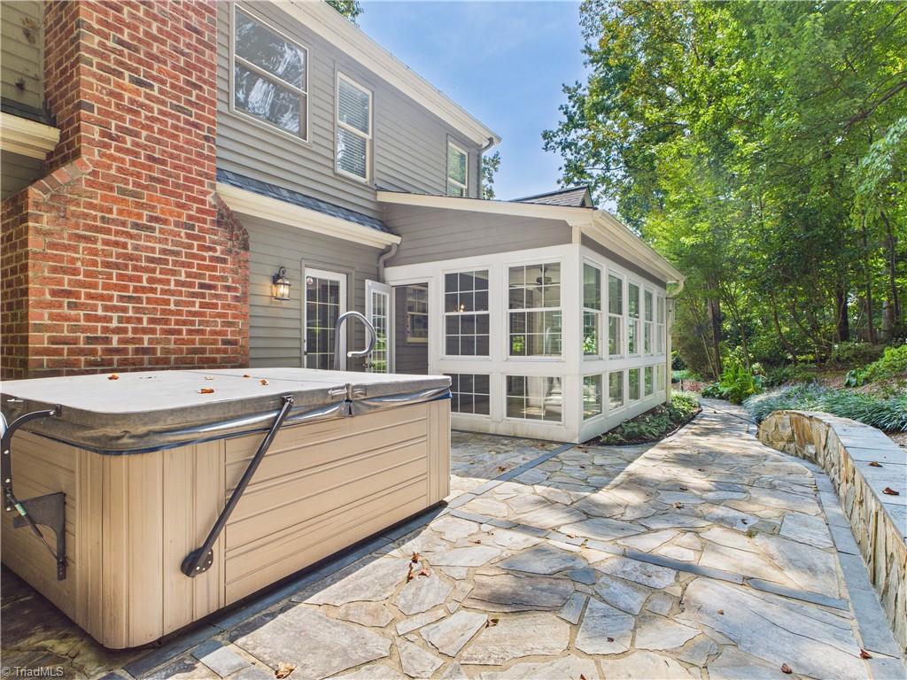 1285 Canterbury Trail